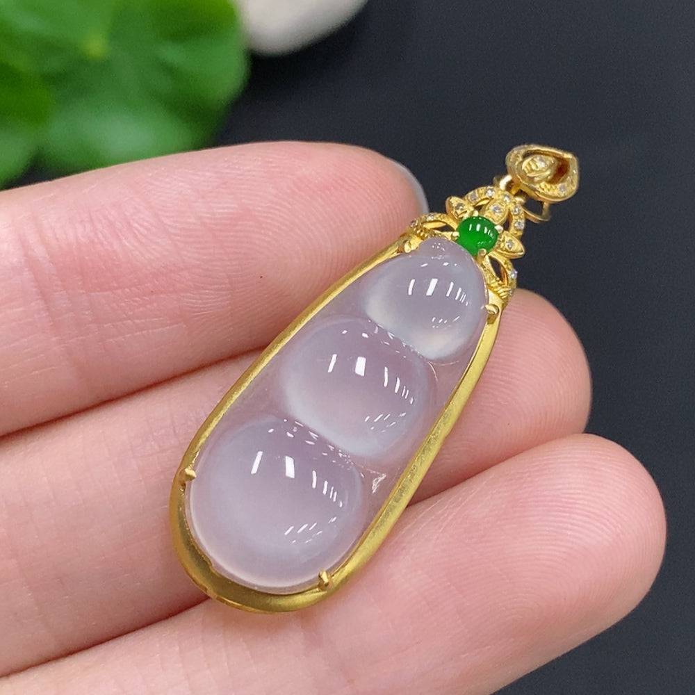 Jadeite bean inlay pendant with diamond accents, crafted from jade and 18k gold, weighing approx. 3.6g, by HUILIU HQ.