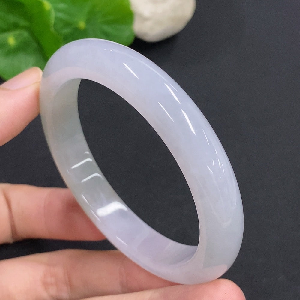 HKHQ jadeite round bangle, size 52.2, weighing 40.24g, featuring smooth polished surface and vibrant green jadeite material.