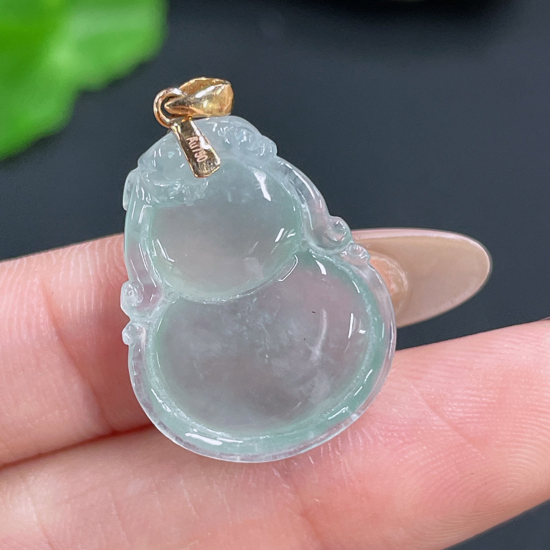Jadeite Pendant Gourd with 18k Bail Total Weight Approx. 3.94g