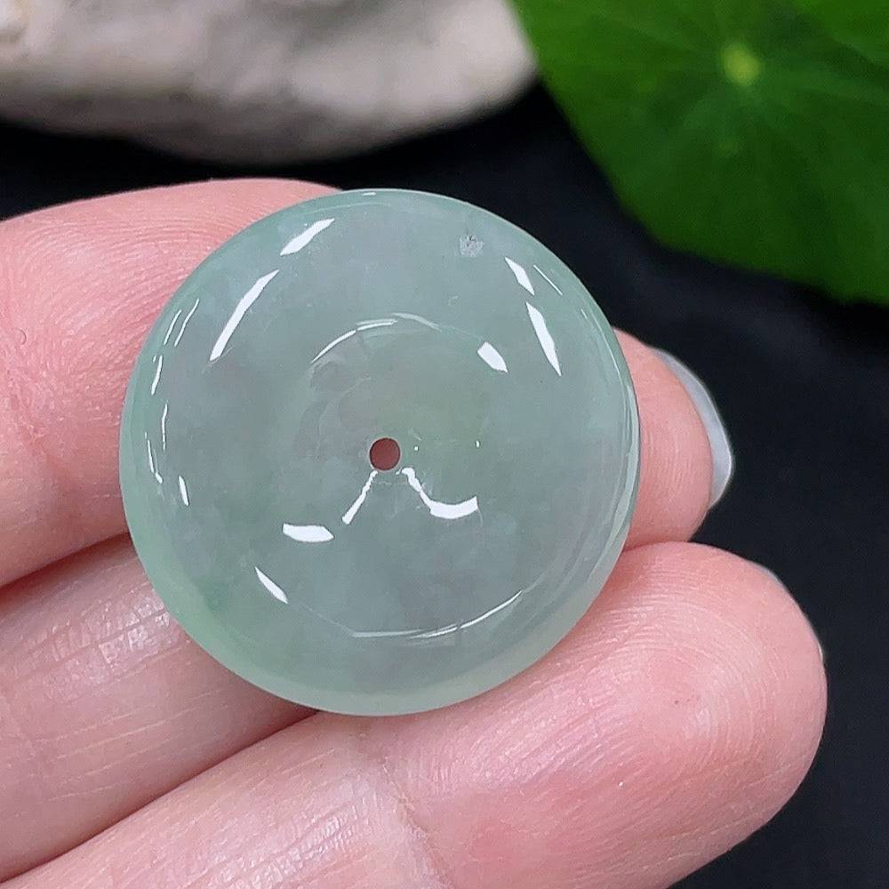 Jadeite Peace Knot pendant from HUILIU HQ featuring a polished jade pendant with intricate knot design, weighing approximately 6.1g.