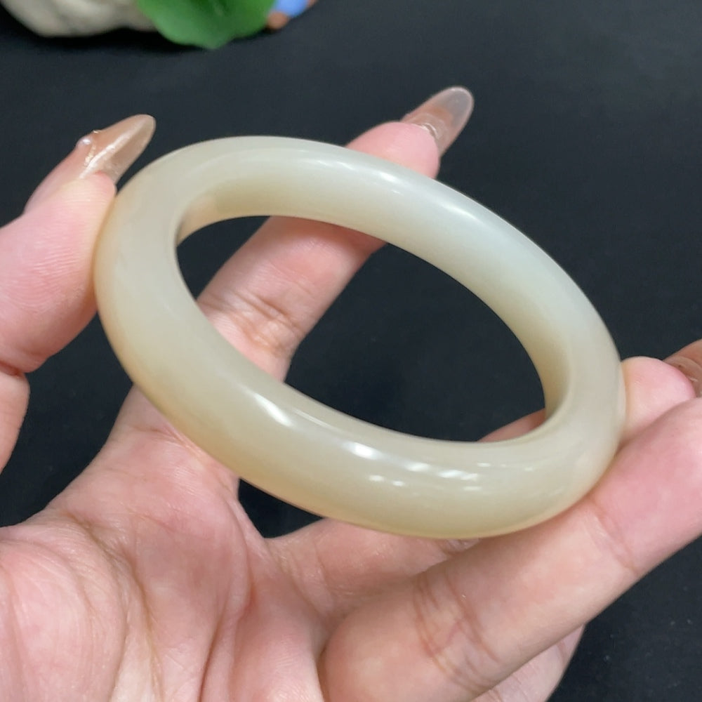 Huiliu HQ Hetian Jade round bracelet with digital certificate, showcasing smooth, polished jade beads on a string.