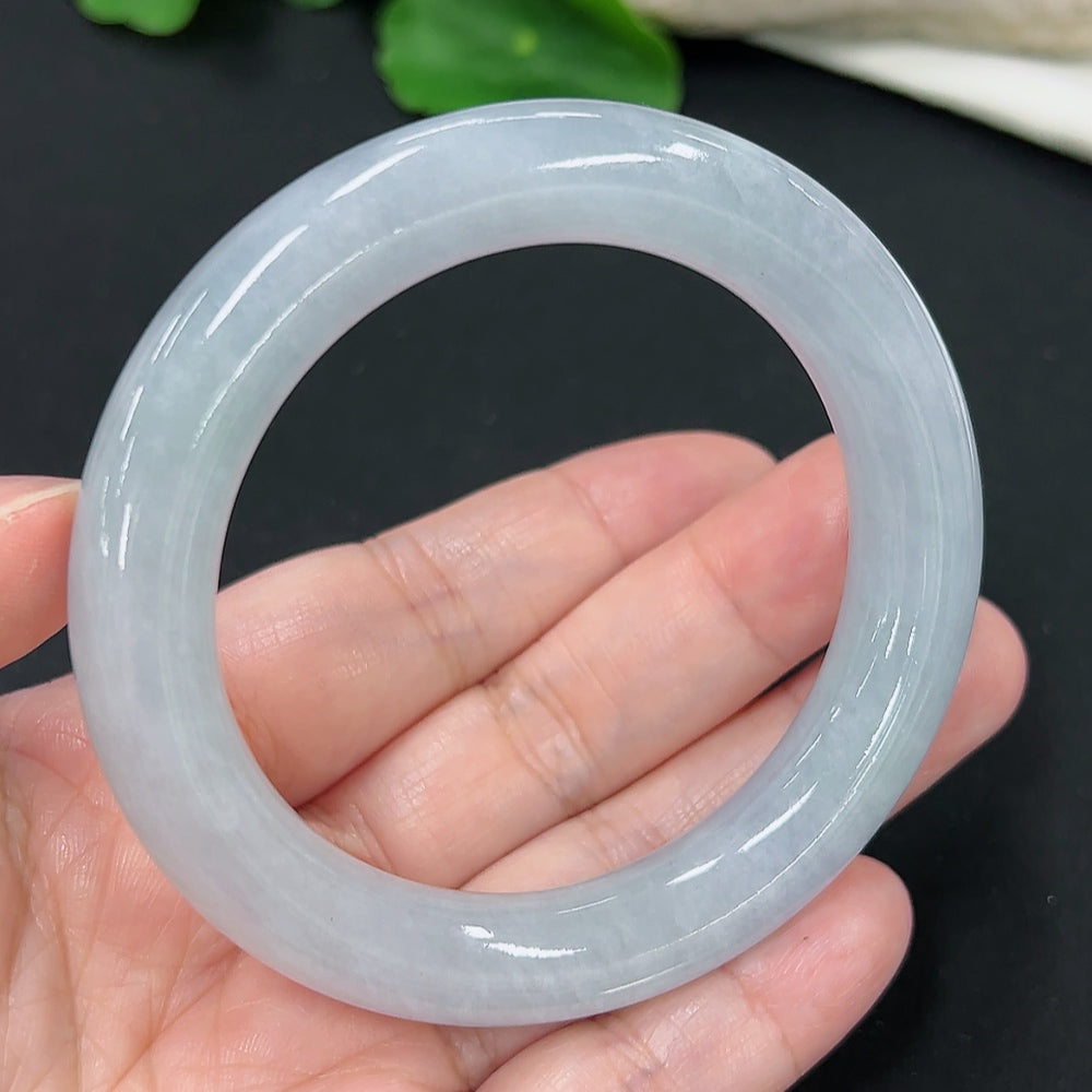 Smooth jadeite round bangle from HKHQ, showcasing a glossy green jade jewelry piece with a polished finish.