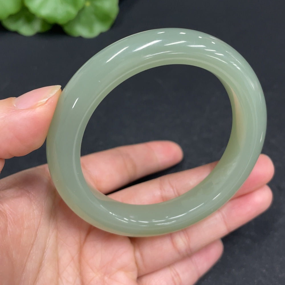 Huiliu certified Hetian jade round bracelet featuring smooth, polished jade beads on a delicate elastic cord.