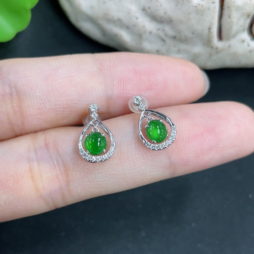 HKHQ jadeite earrings with 18k gold and diamond accents, lightweight jewelry with a total weight of about 1.31 grams.