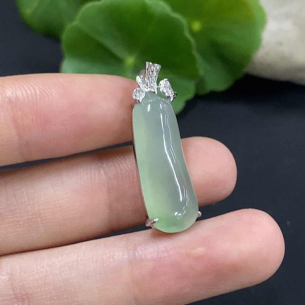 Jadeite Auspicious Gourd Pendant with 18K Gold and Diamond Accents, Total Weight Approximately 3.28g