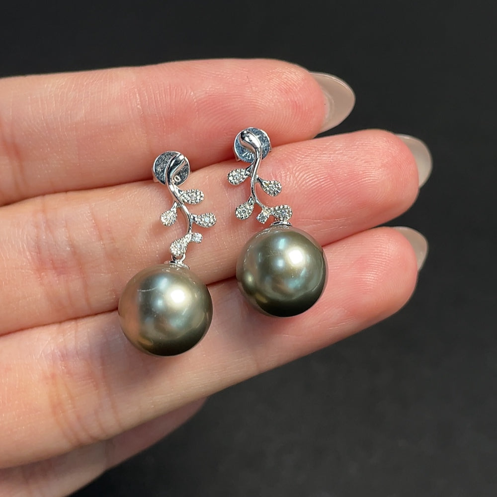HKHQ seawater pearl earrings with 11.2mm pearls set in 18K gold, non-diamond, total weight approx. 5.7g
