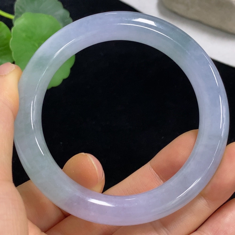 Huiliu certified jadeite round bangle showcasing smooth, polished green jade with a glossy finish.