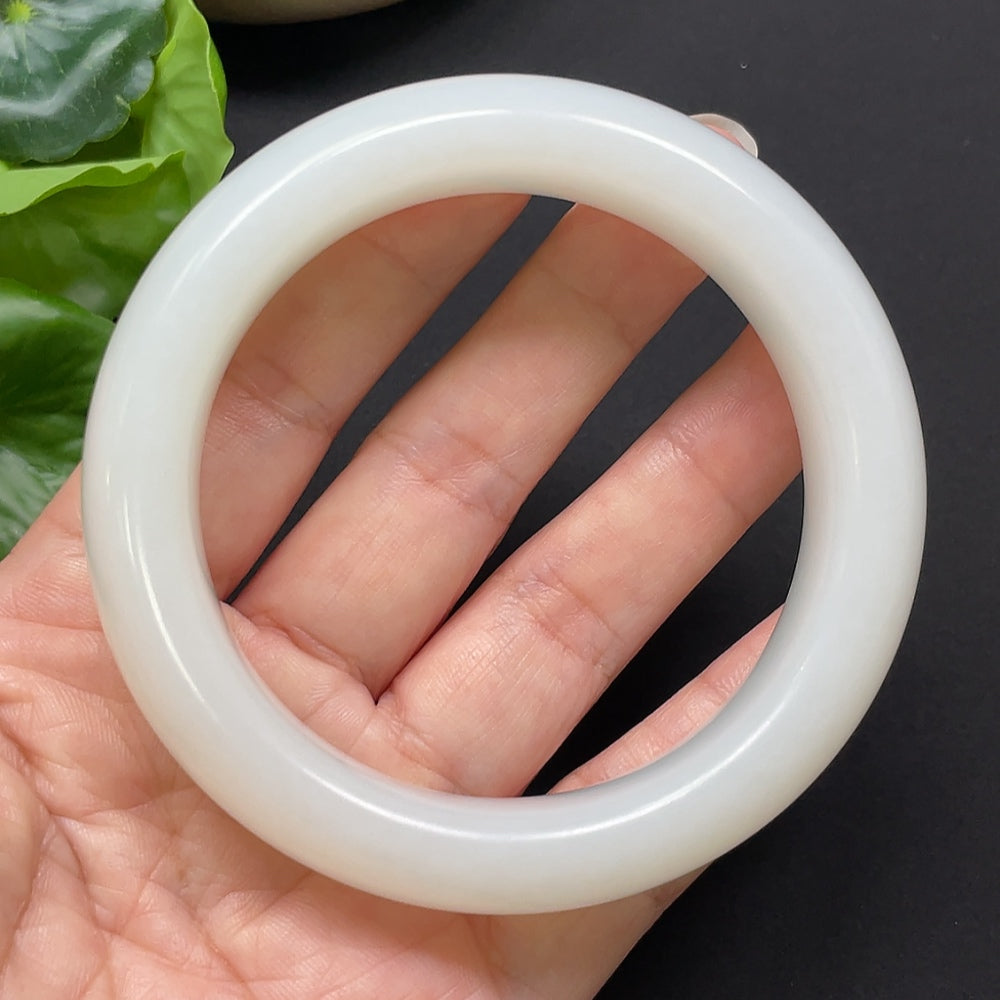 Hetian jade round bangle bracelet in size 60.8, weighing 104.26g, crafted by HKHQ with smooth, polished surface and rich jade hue.