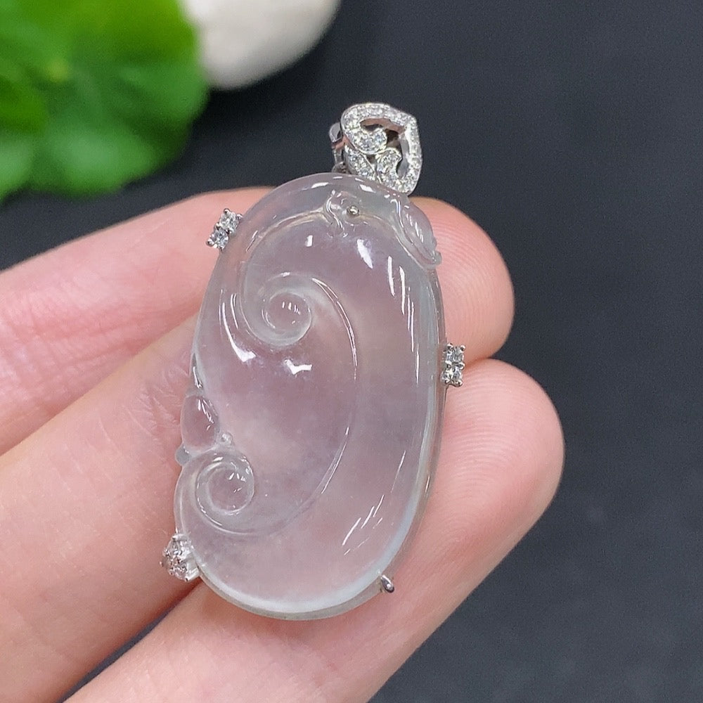 Colgante Ruyi de jadeíta Oro de 18k Peso total aproximadamente 5.8g con acentos de diamante