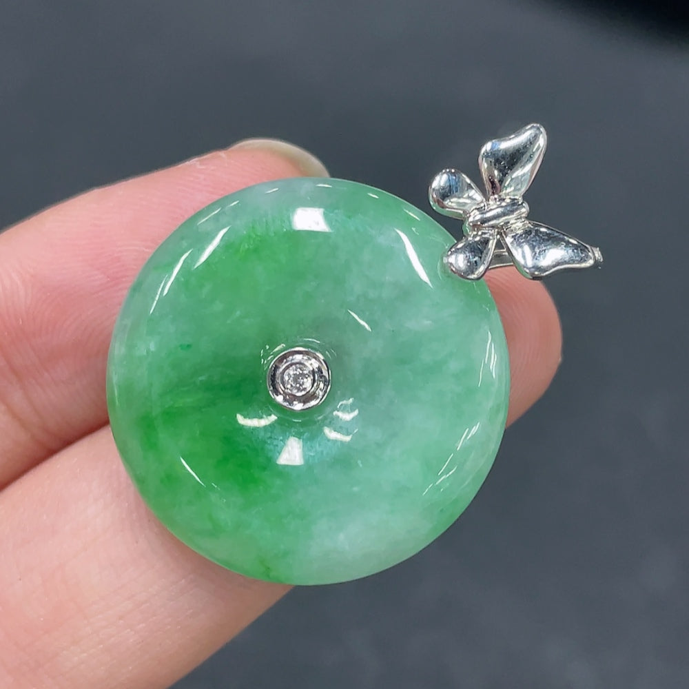 Jadeite Safety Pendant with 18k Clasp, Total Weight Approx. 8.28g