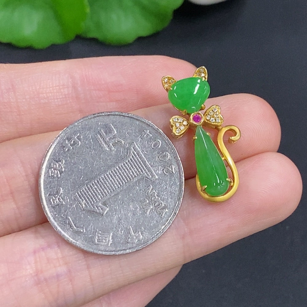 Jadeite pendant in 18K gold with diamond accents, elegant necklace featuring a polished green jadeite stone and sparkling diamond details.