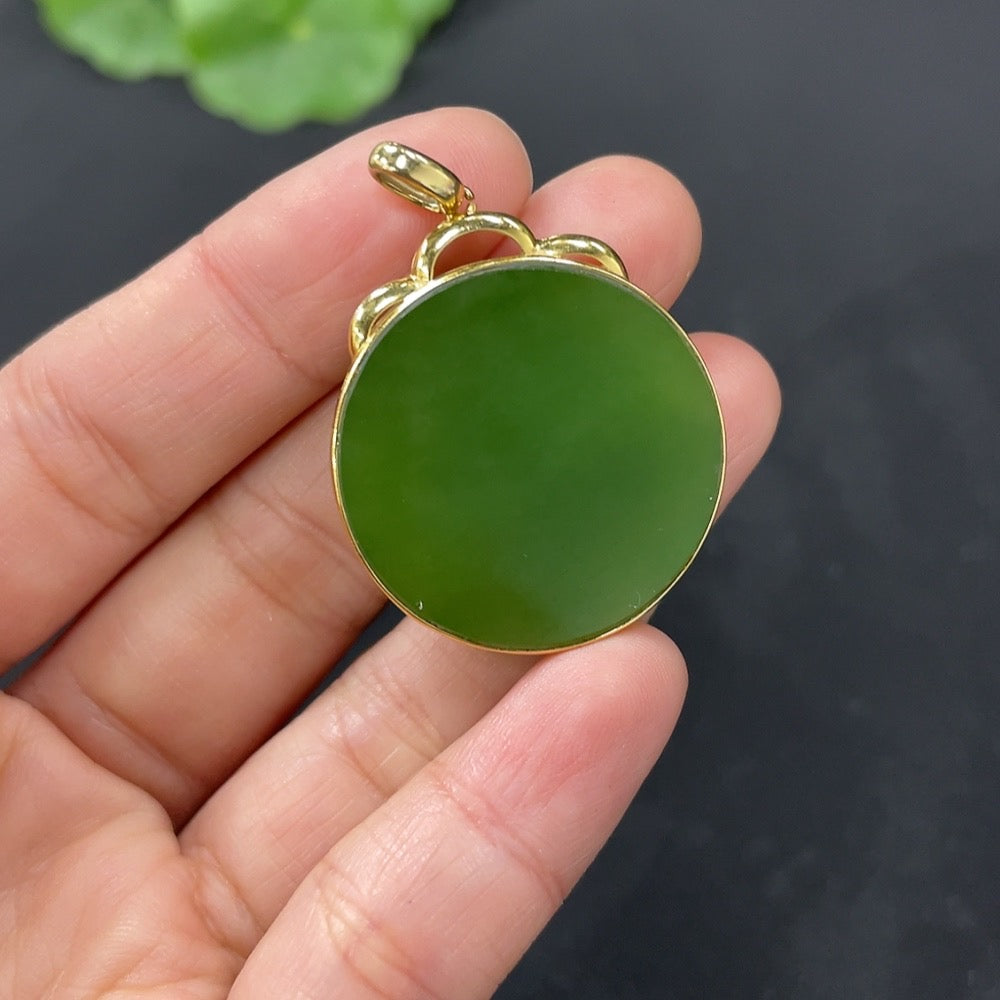 Hetian jade jasper inlaid pendant with 18k gold setting, plain design, weighing approximately 8.1g, crafted by HUILIU HQ.