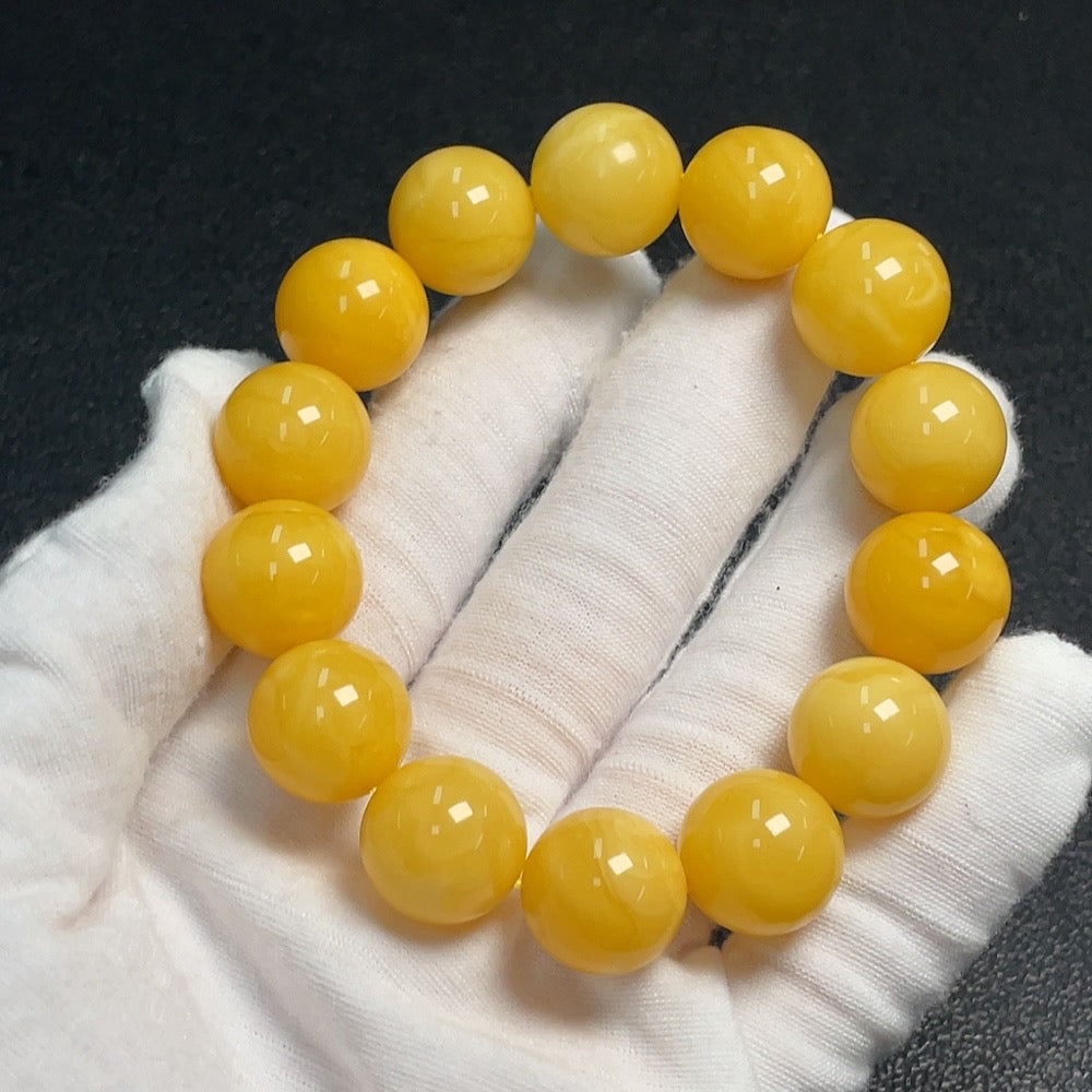 Amber and beeswax bracelet, partial repair visible, total weight approx. 27.3g, size approx. 15.2mm