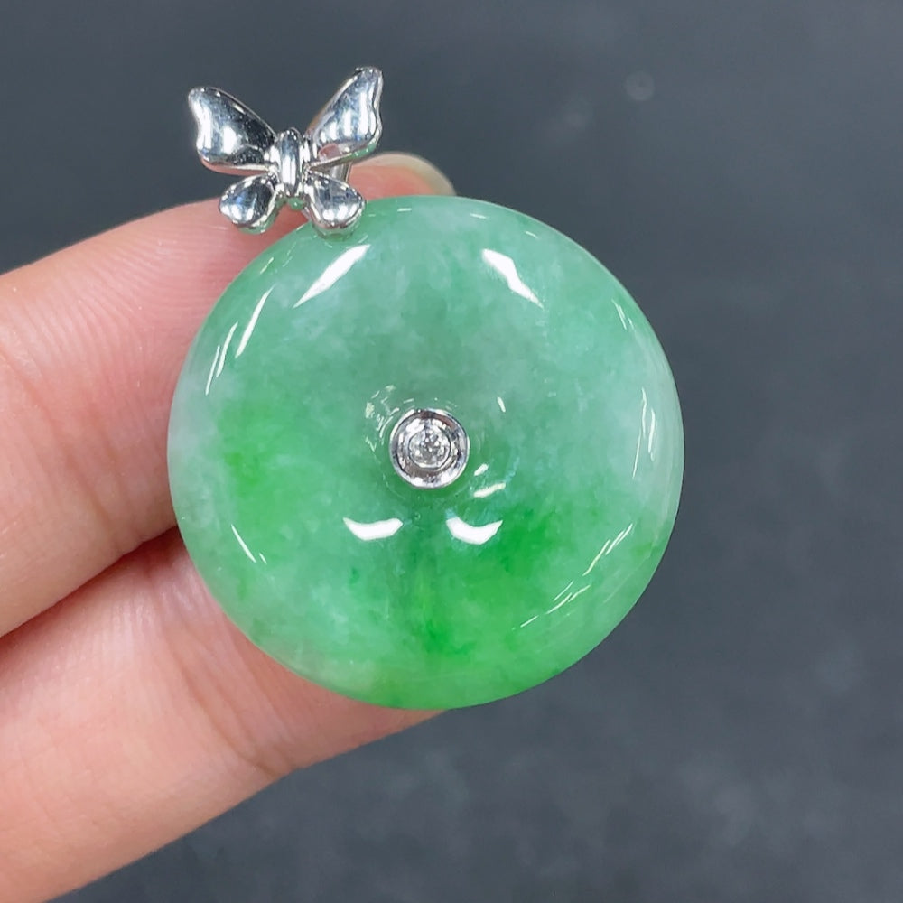 Jadeite Safety Pendant with 18k Clasp, Total Weight Approx. 8.28g