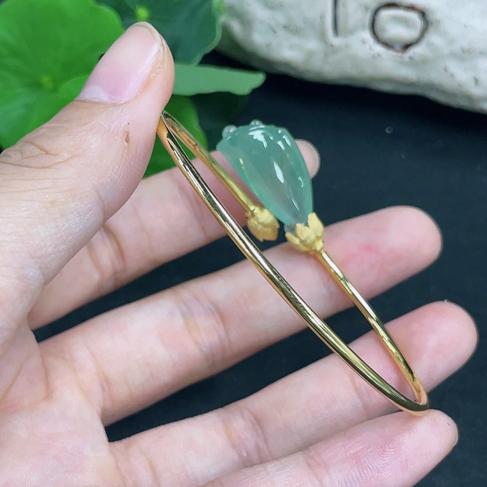 Elegant jadeite inlaid bracelet with 18K gold accents, featuring intricate design and craftsmanship by HKHQ.