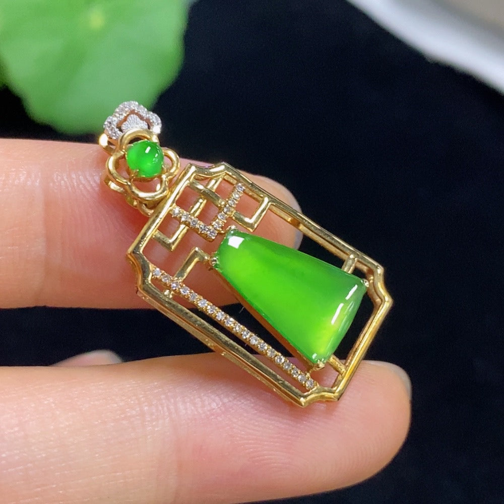 Colgante liso de jadeíta con oro de 18k y acentos de diamantes, peso total aprox. 2.88g