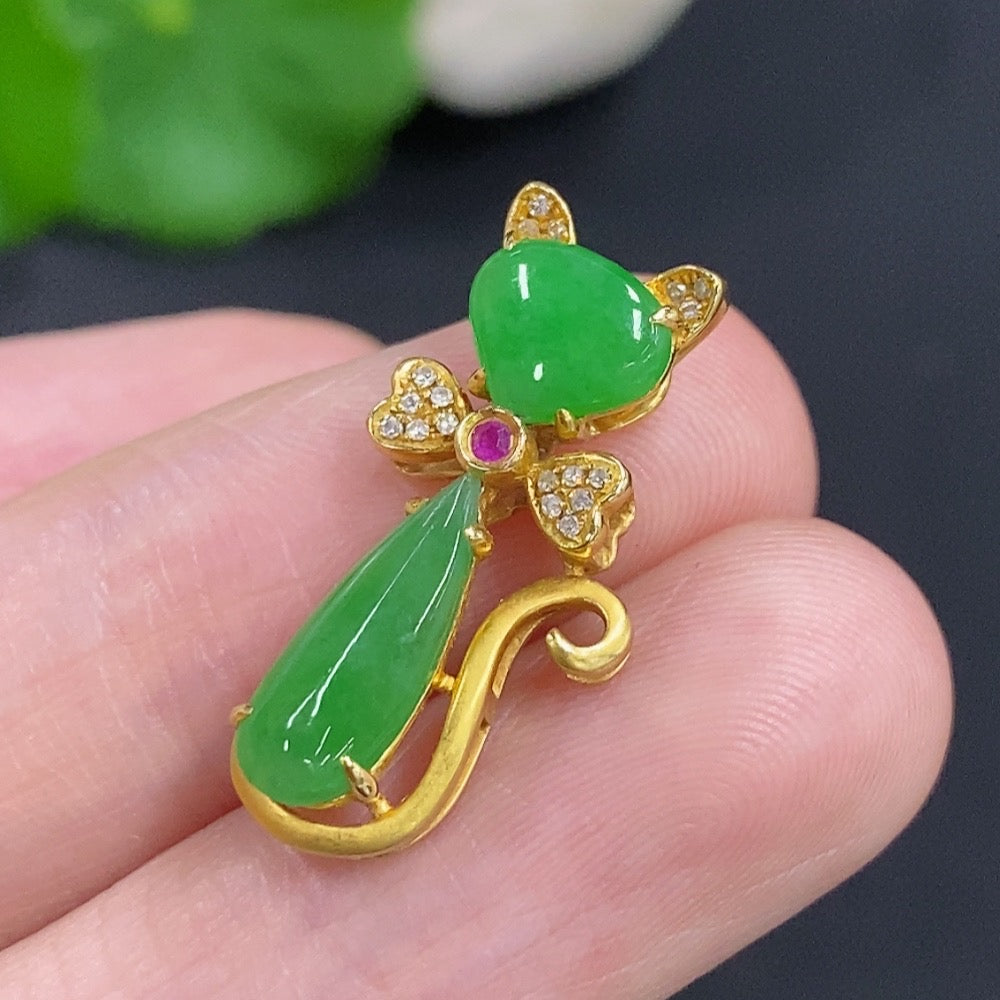 Jadeite pendant in 18K gold with diamond accents, elegant necklace featuring a polished jadeite stone and sparkling diamond details.