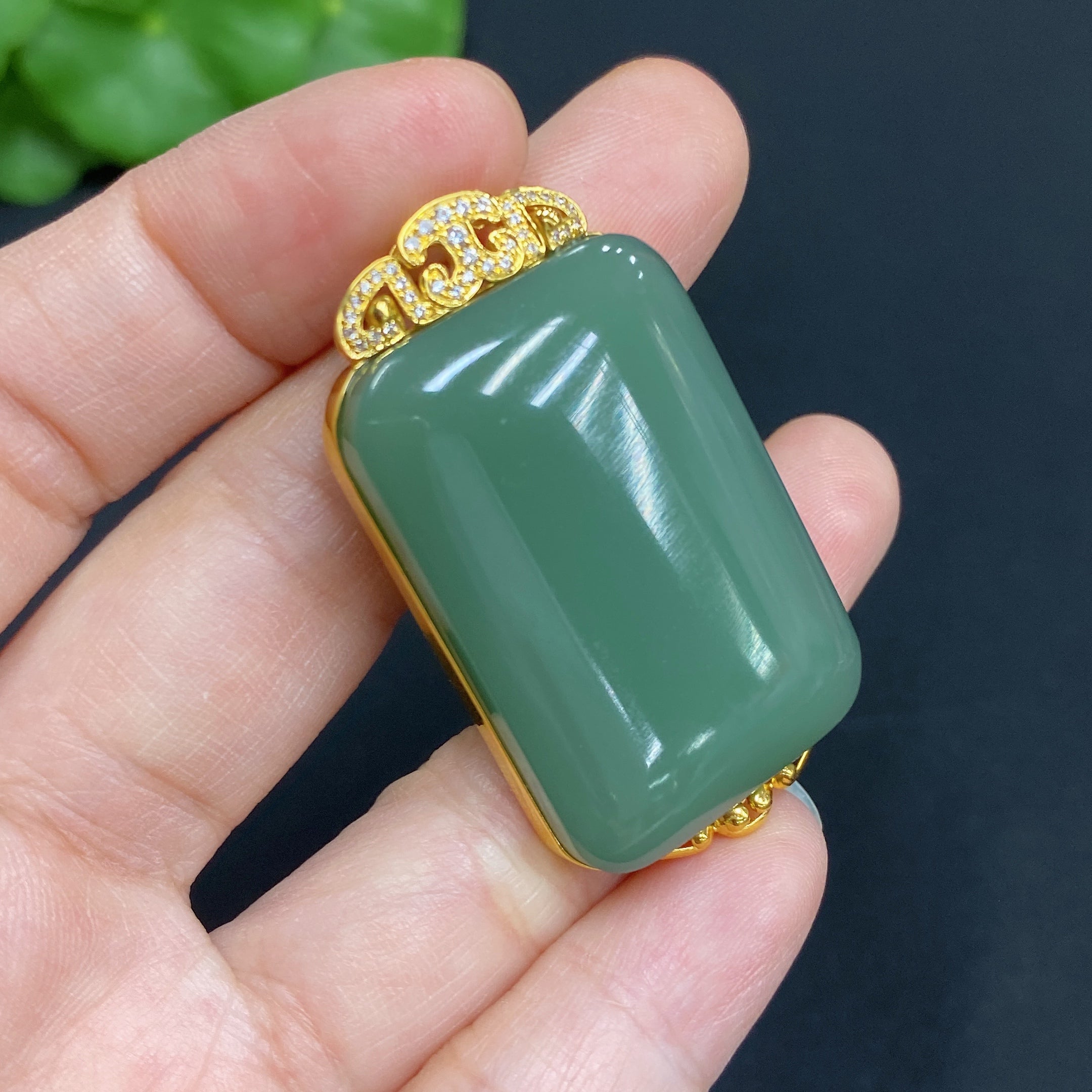Hetian Jade Jasper pendant with 18k gold setting, plain design, weighs approx. 18g, crafted by HUILIU HQ.