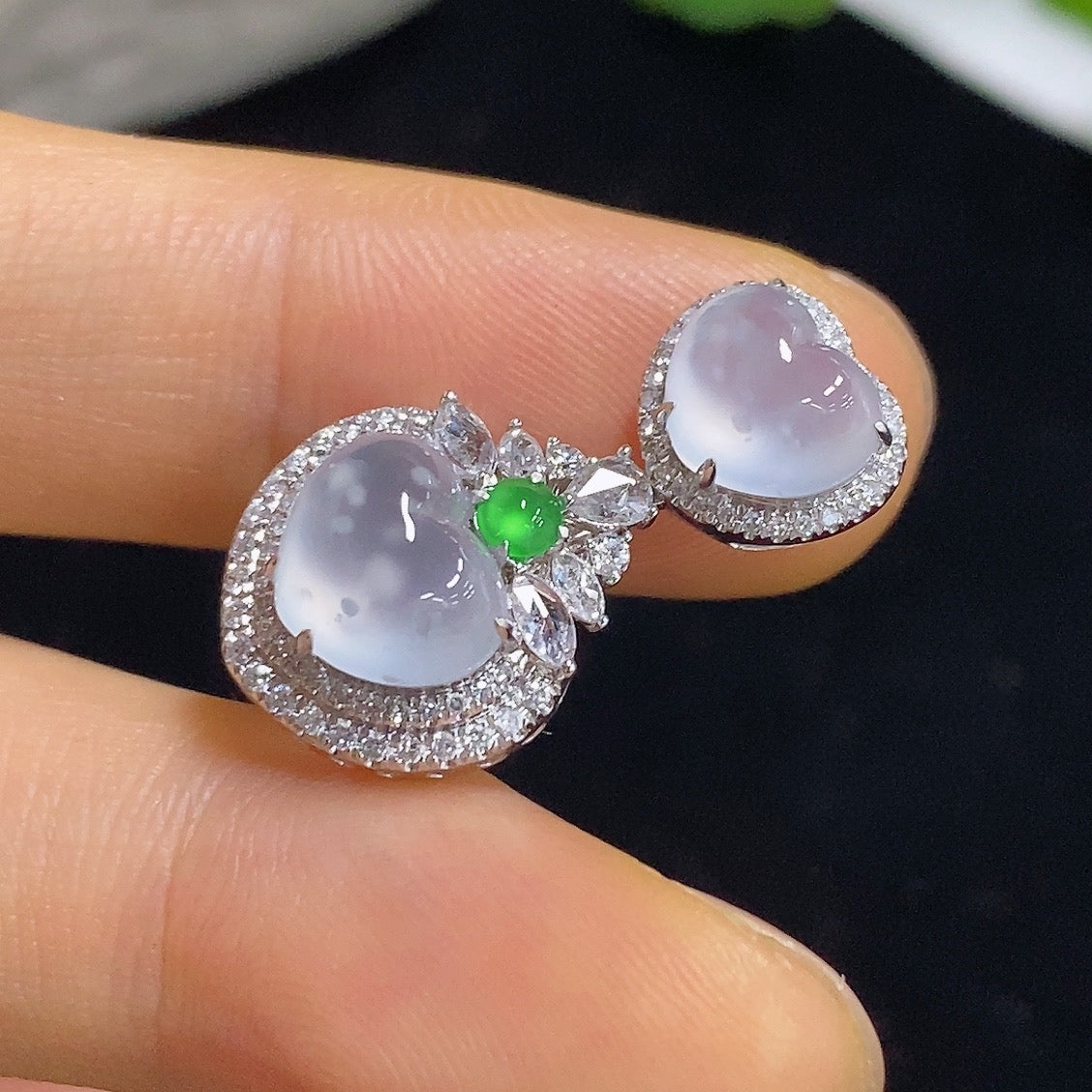 Jadeite heart-shaped pendant with 18K gold and diamond accents, weight approx. 2.87g, showcasing a smooth, polished surface.