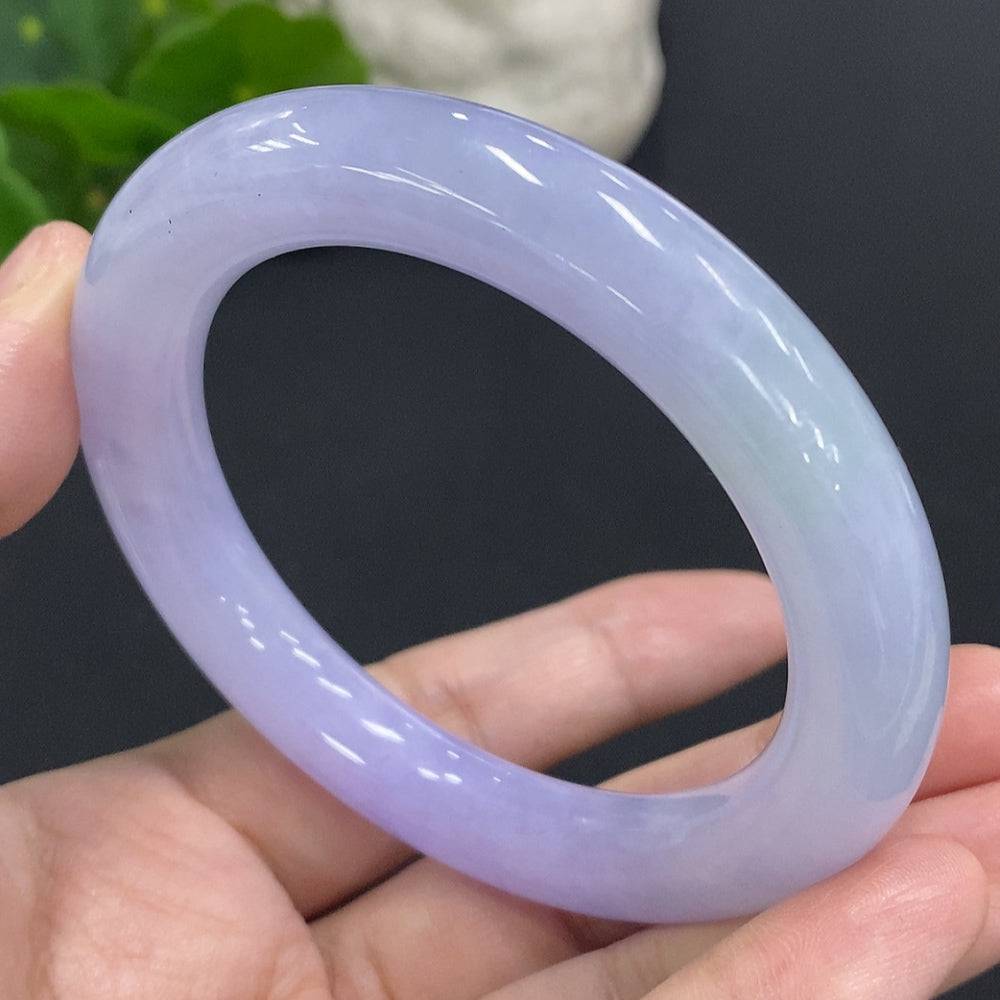 HUILIU HQ jadeite round bangle, size 56.6, with a polished surface and natural green hue, weighing approximately 66.9g.