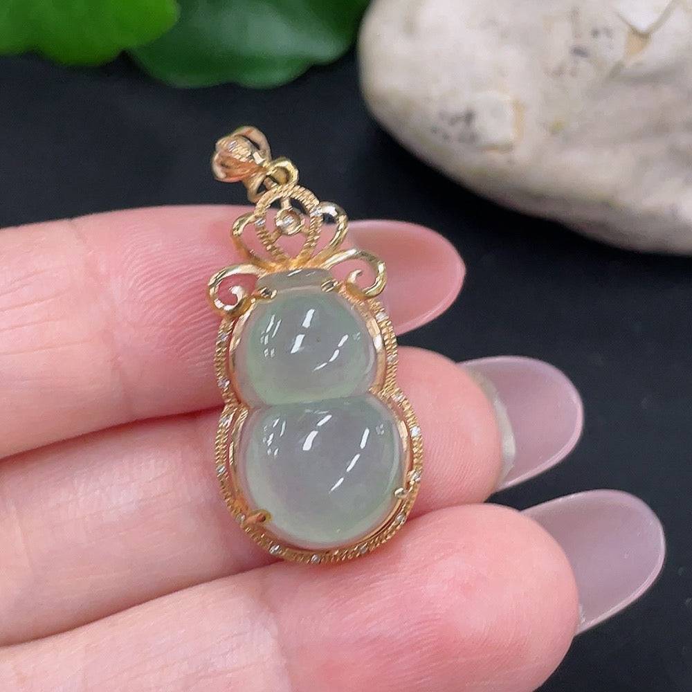 Jadeite gourd pendant with diamond accents, 18K gold setting, crafted by HUILIU HQ, weighing approximately 3.1g.