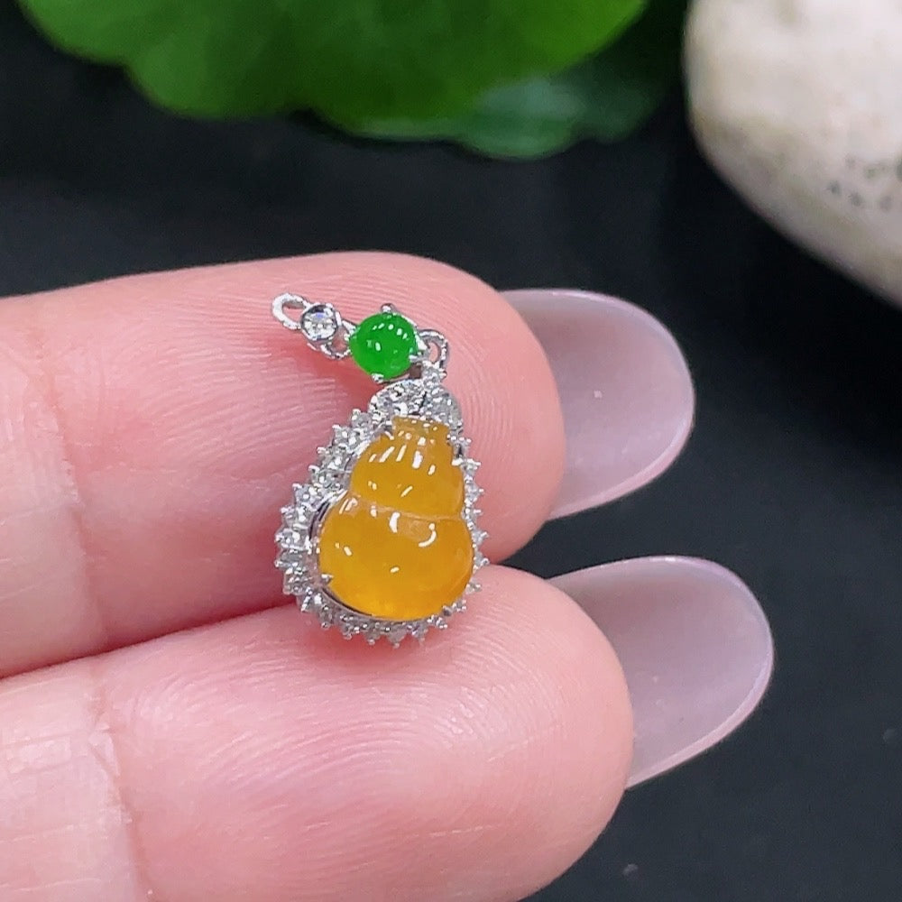 Jadeite Gourd Inlaid Pendant Unmarked, 18K Gold Content, Total Weight Approx. 0.7g (With Diamond Accents)