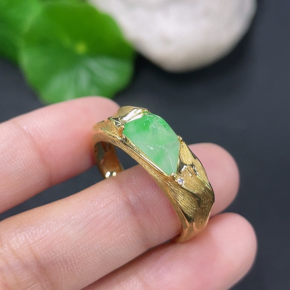 Jadeite inlaid ring 18k with diamond size 25 total weight approx. 3.64g