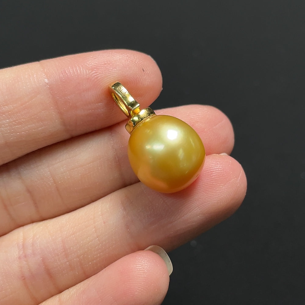 Saltwater Pearl Pendant with Diamond Accents in 18K Gold (Color Origin Undetermined)