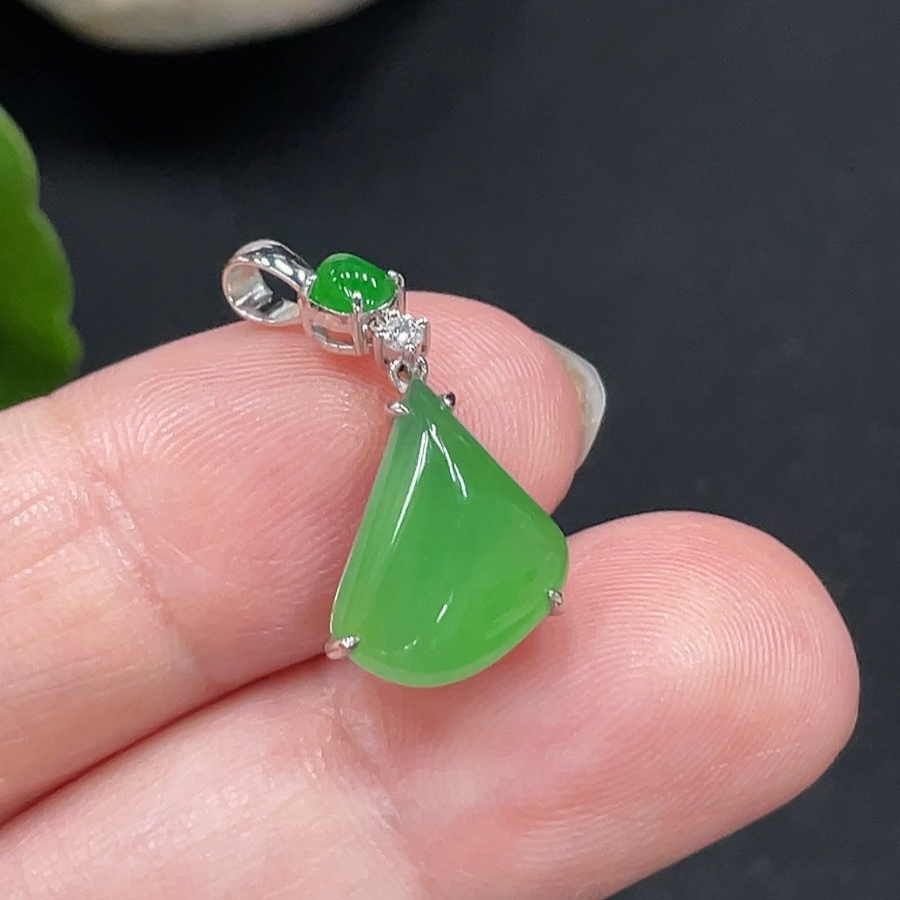 Jadeite Pendant with 18K Gold Setting, Total Weight Approx. 1.8g