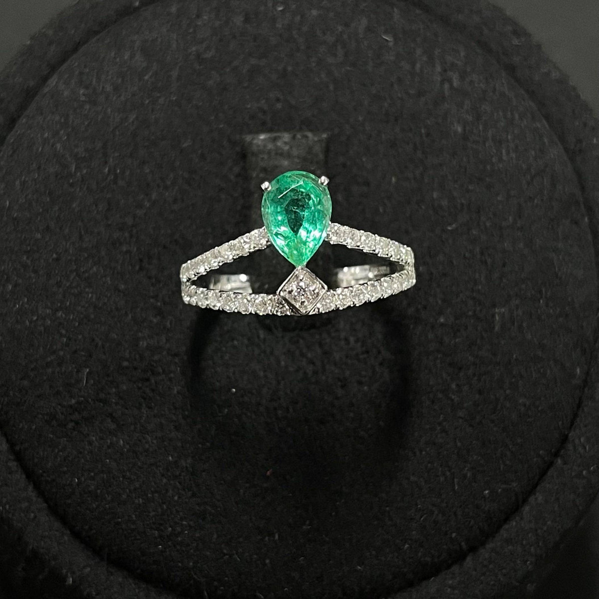 Emerald gemstone ring in 18K gold with diamond accents, size 12, from HUILIU HQ, featuring clarity-enhanced emerald and gold band
