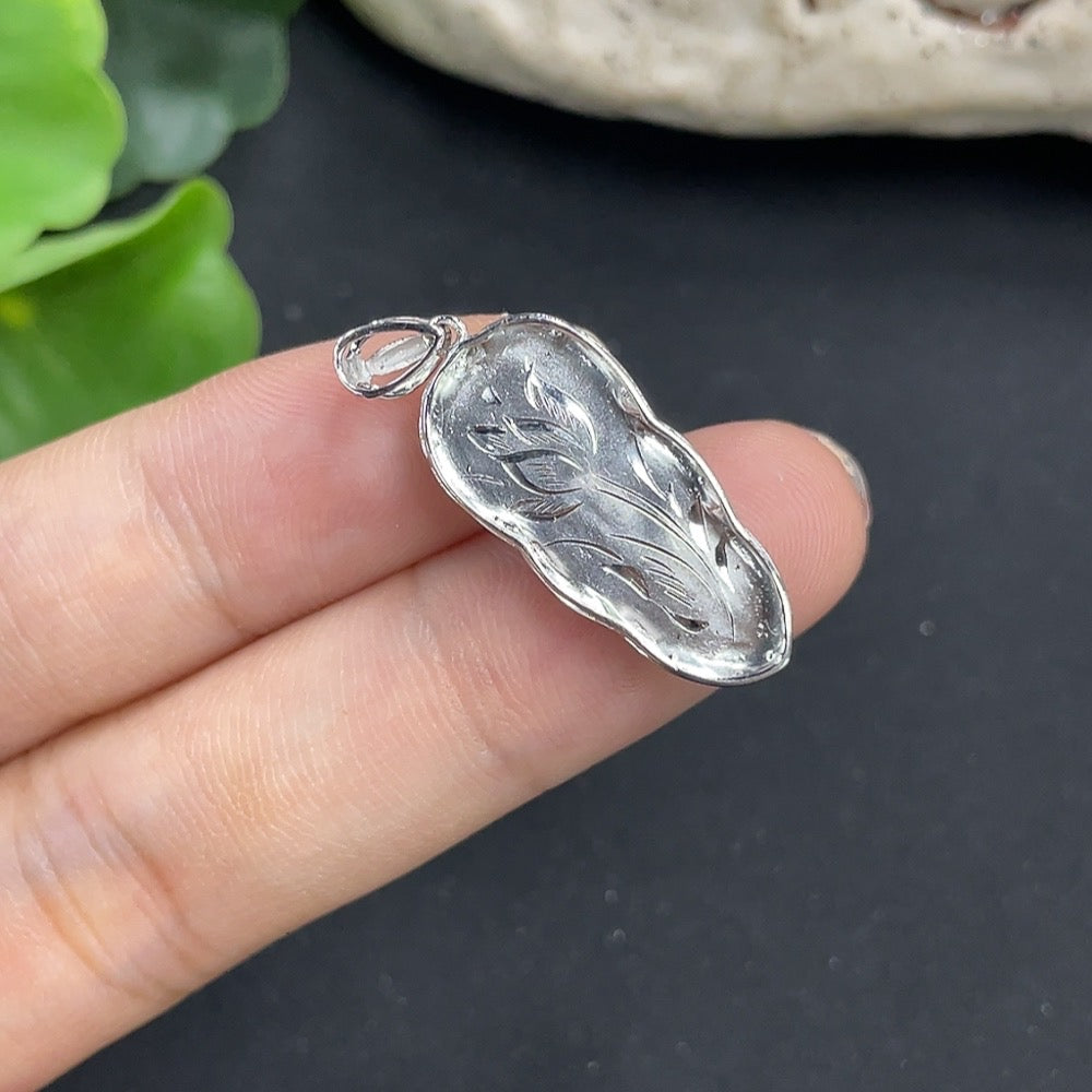 Jadeite leaf pendant in 18K gold with diamond accents, elegant necklace featuring intricate leaf design and sparkling gemstones.