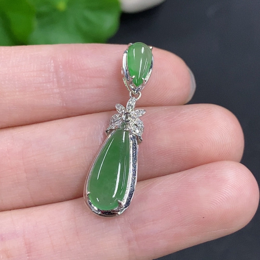 Jadeite teardrop-shaped pendant with 18k gold mounting, total weight approximately 1.6g, accented with diamonds
