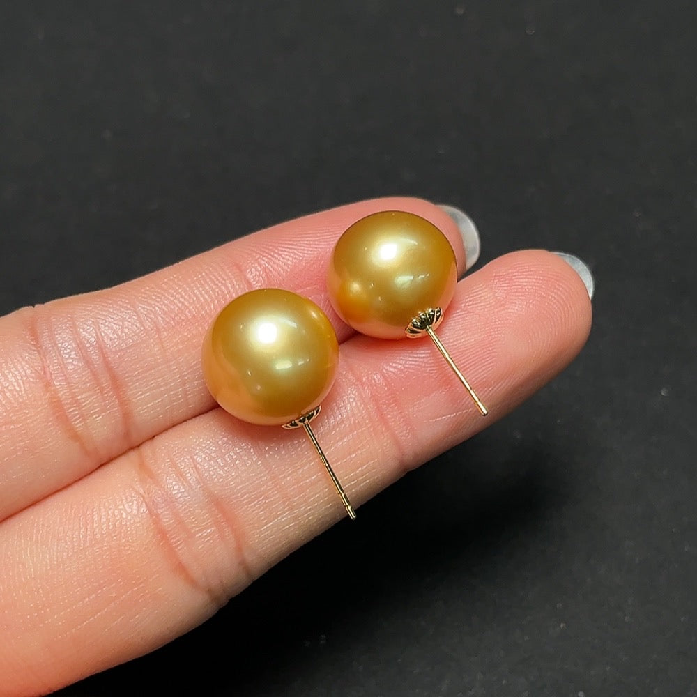 Seawater pearl stud earrings 18k gold approximately 12.8mm color origin undetermined