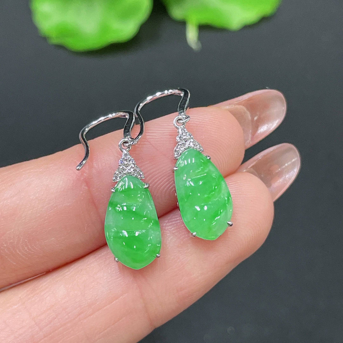 HUILIU HQ jadeite earrings with 18k gold inlay and diamond accents, showcasing elegant jewelry craftsmanship.