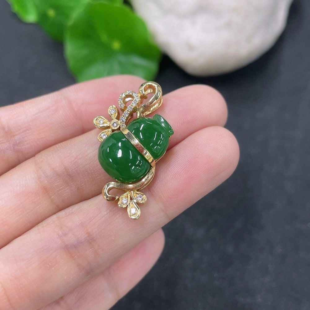 Jadeite Inlaid Calabash Pendant 18k with Diamond, Total Weight Approx. 5.43g