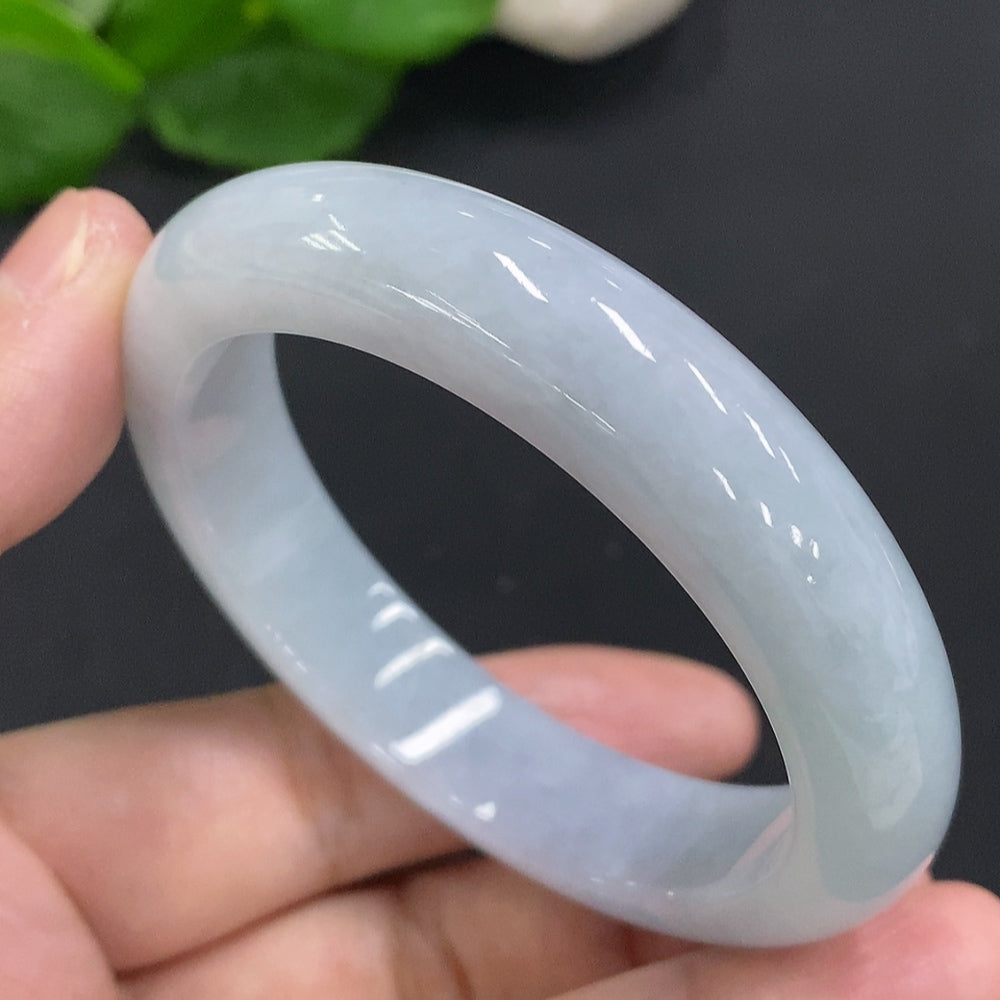Huiliu HQ jadeite round bangle made of green jade, glossy finish, smooth circular design, certified by Huiliu.