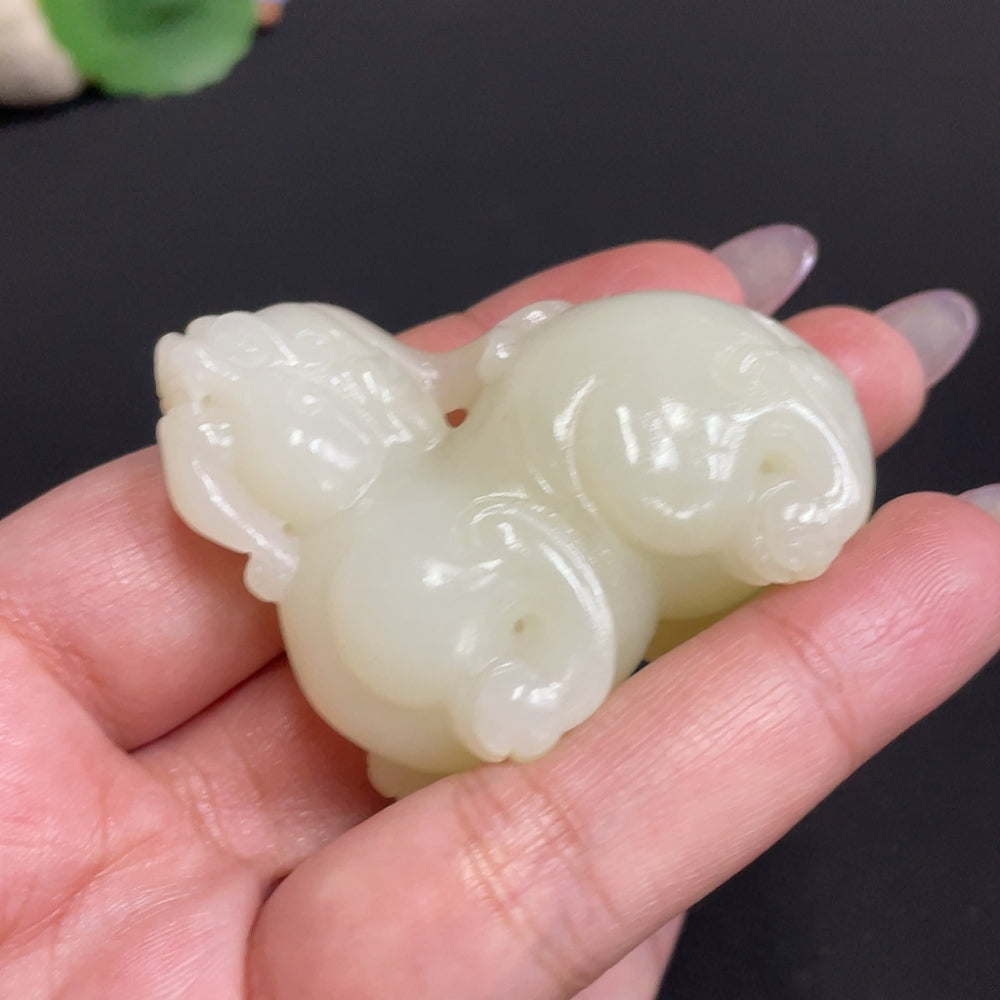 和田玉吉祥獸吊墜,總重約59.8克