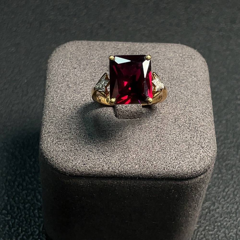 18K gold garnet inlaid ring with gemstone details, size 13, weighing approximately 5.20g, from HUILIU HQ.