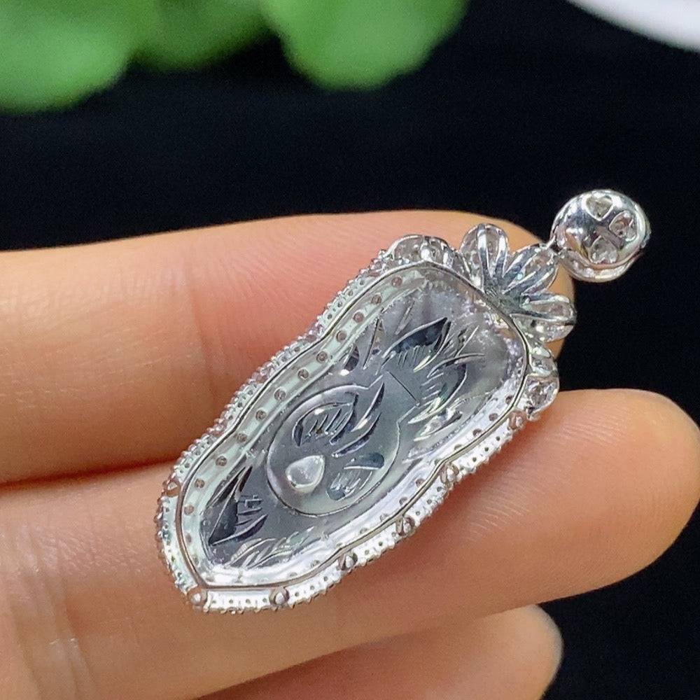 Jadeite leaf pendant with 18k gold and diamond accents, featuring detailed craftsmanship and a total weight of 4.92g.