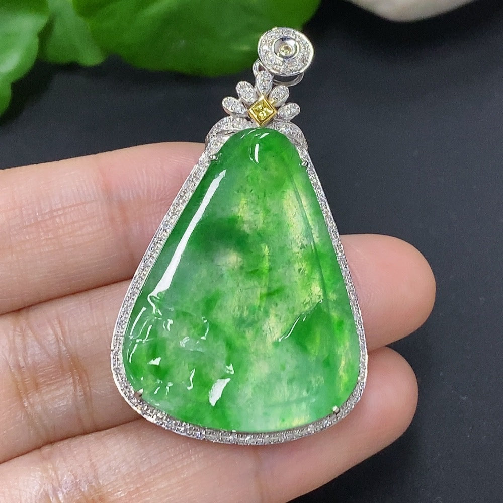 Jadeite Landscape Pendant with 18k Gold, Total Weight Approx. 6.9g, Set with Colorless Diamonds