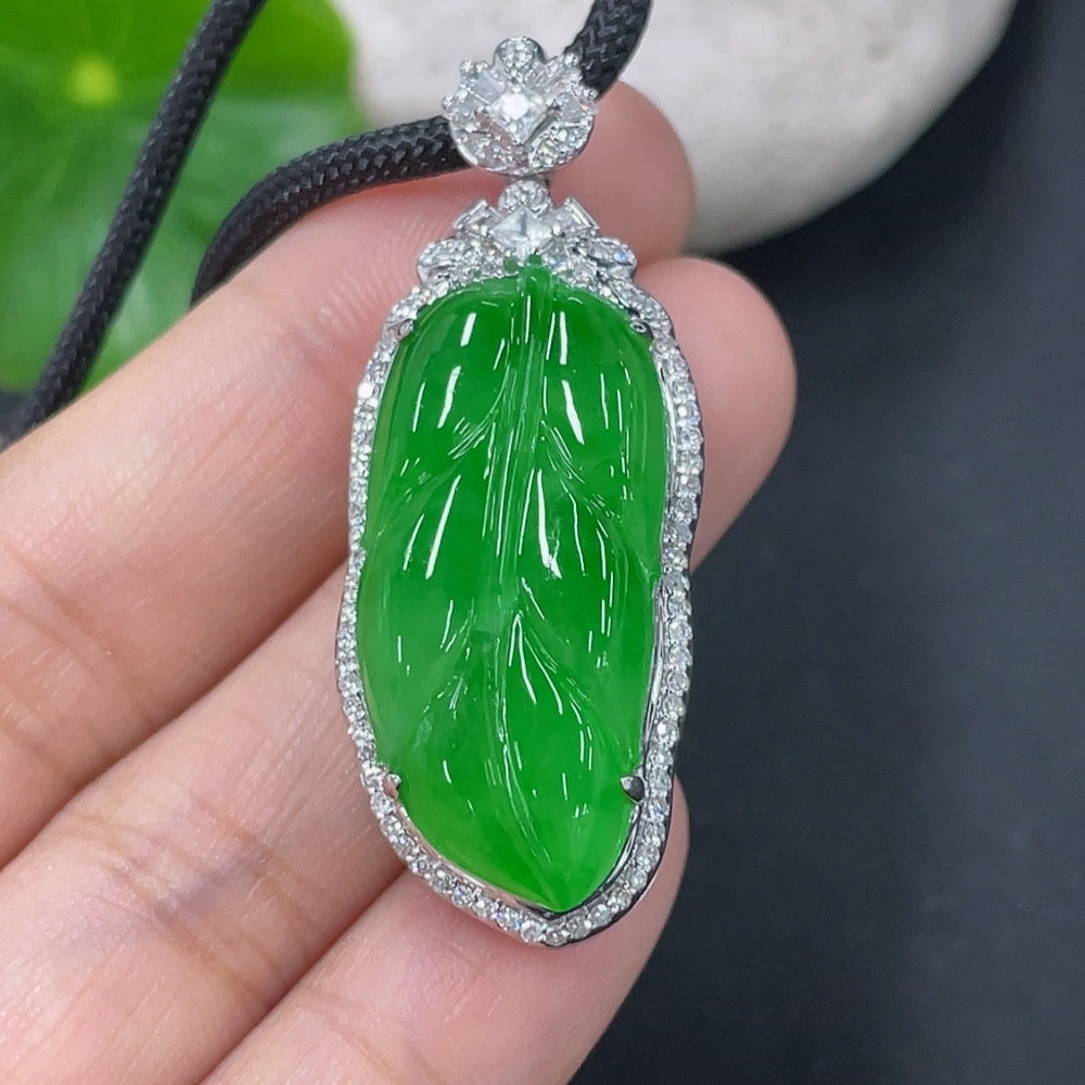 Jadeite inlaid leaf pendant, pendant 18k, the rest non-gold, diamond accents only on the main body (main body non-diamond quantity large 2 pieces small 2 pieces) total weight approx. including rope 15.6g