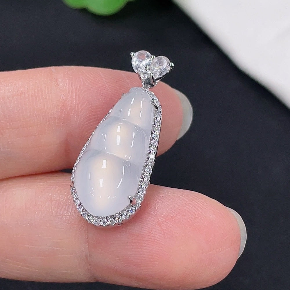 Jadeite Blessed Bean Pendant with 18K Gold Setting, Total Weight Approx. 3.2g (Non-Diamond)