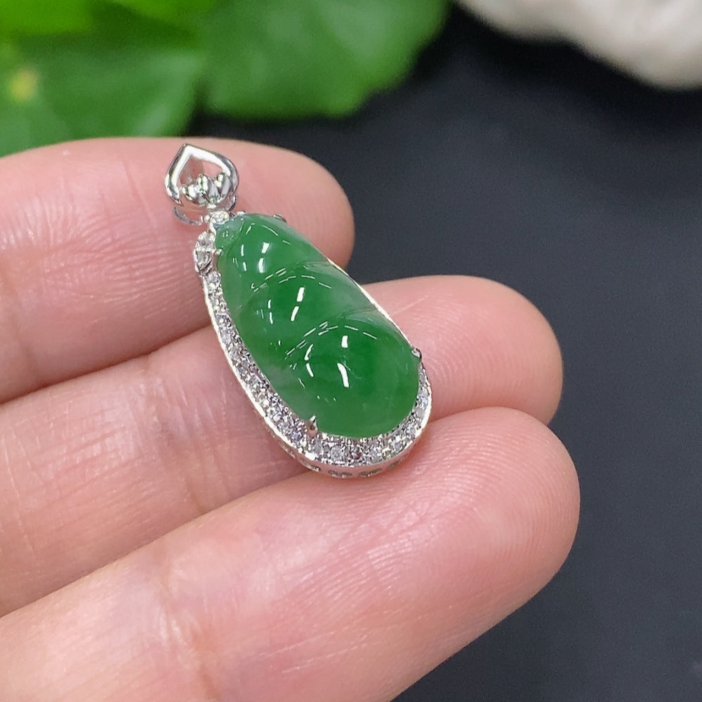 Jadeite Lucky Bean Pendant in 18K Gold, Total Weight Approx. 1.9g (with Diamond Accents)