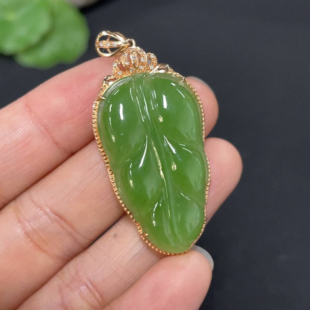 Hetian jade jasper leaf pendant with 18k gold and diamond accents, crafted by HUILIU HQ, weighing approximately 5.3g.