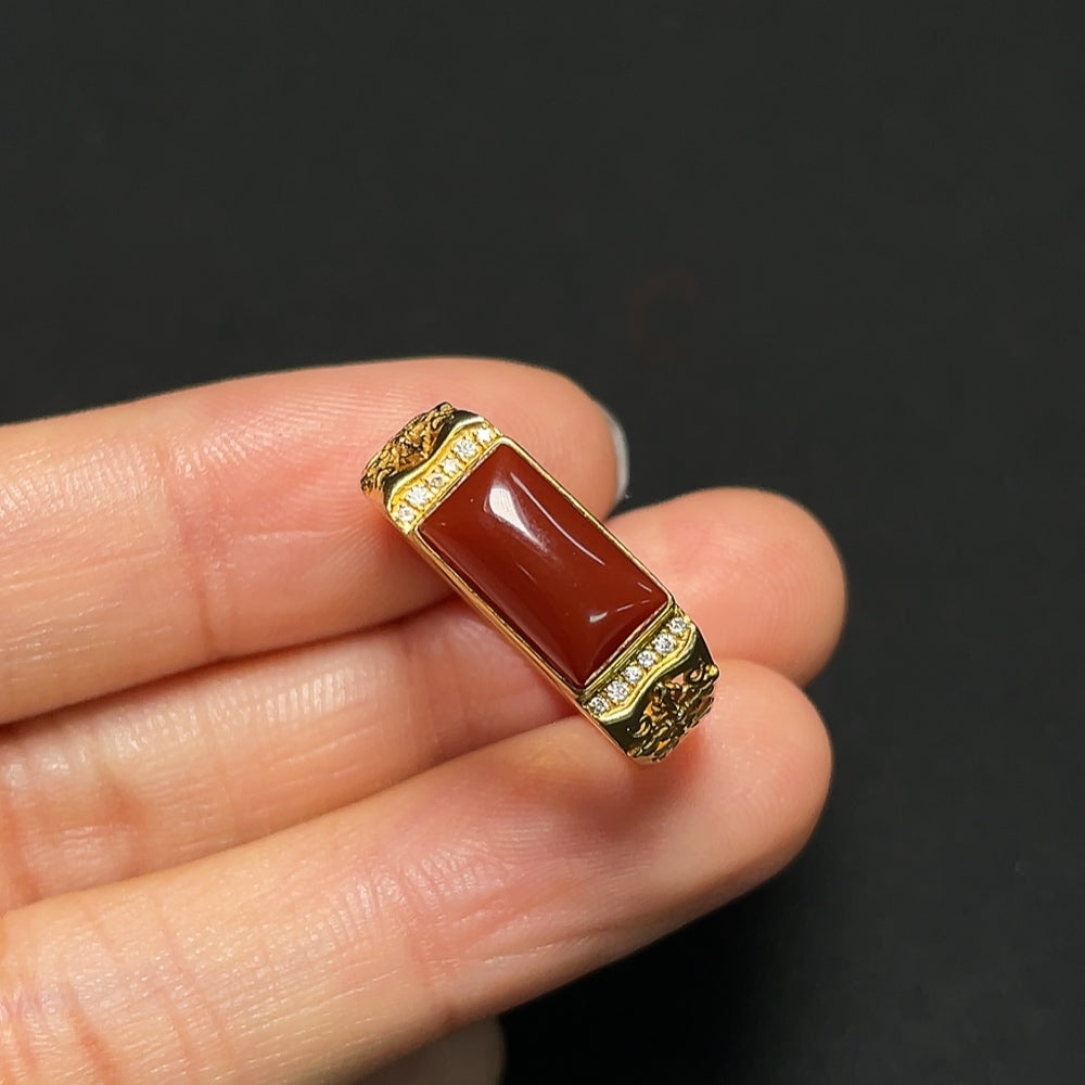 18K gold agate ring from HKHQ featuring a polished agate gemstone setting in a stylish ring design.