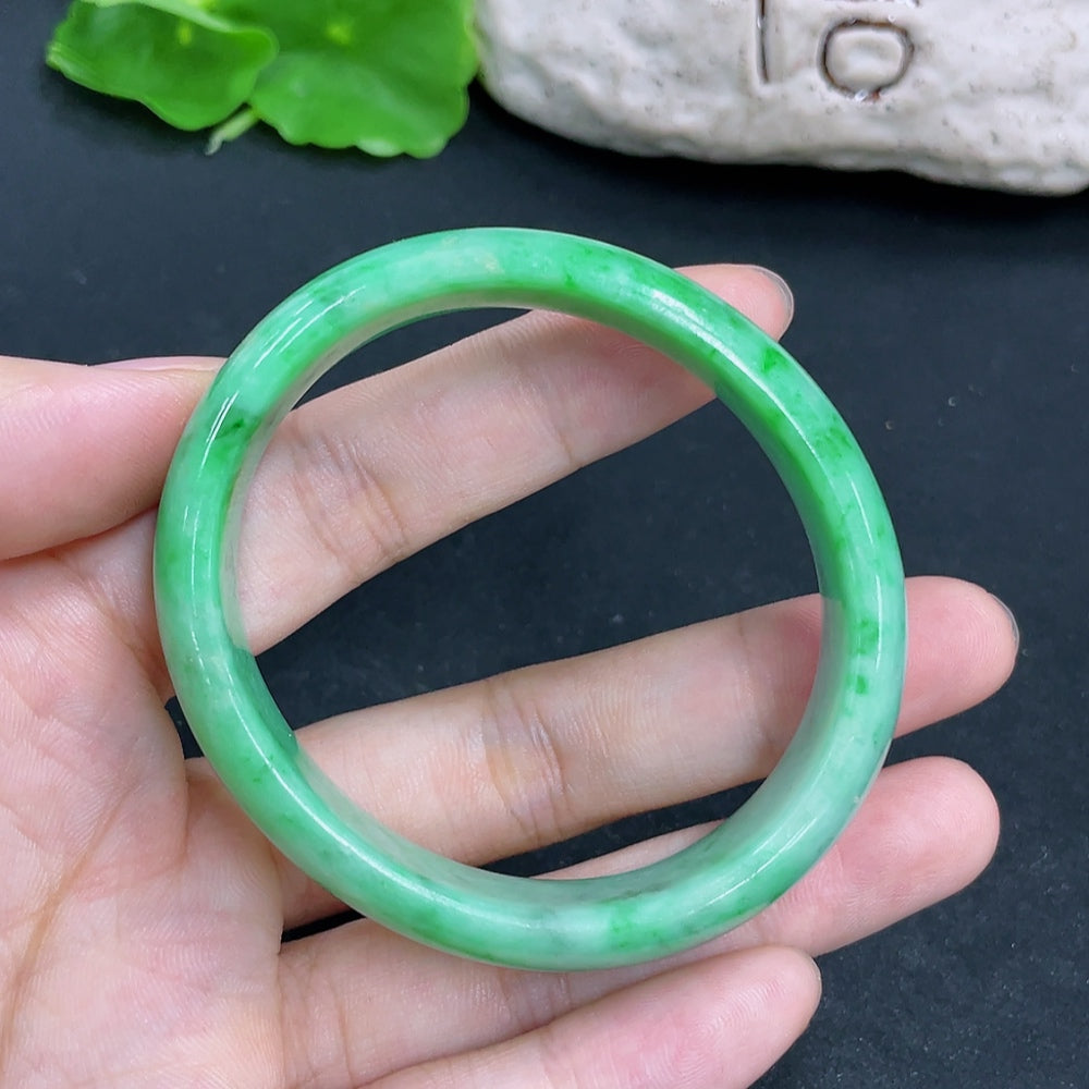 HKHQ jadeite concubine bracelet with adjustable size, weighing approximately 49.57g, featuring smooth green jadeite beads.