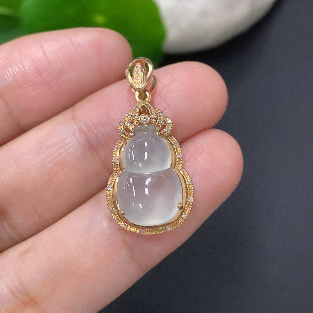 Jadeite inlaid gourd pendant with diamond accents, crafted in 18k gold, weighing approximately 2.75g, by HUILIU HQ.