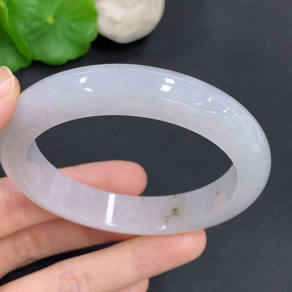 HKHQ jadeite round bangle in size 57.7 with a 61g weight, showcasing smooth, polished jadeite surface and circular design