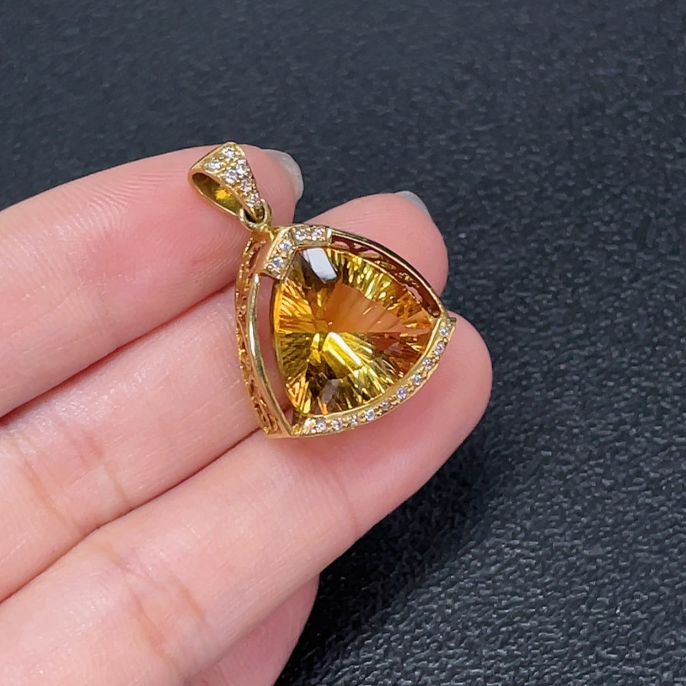 HKHQ 18K gold crystal pendant with gemstones, weighing approximately 6.42g, showcasing a polished and elegant jewelry design.