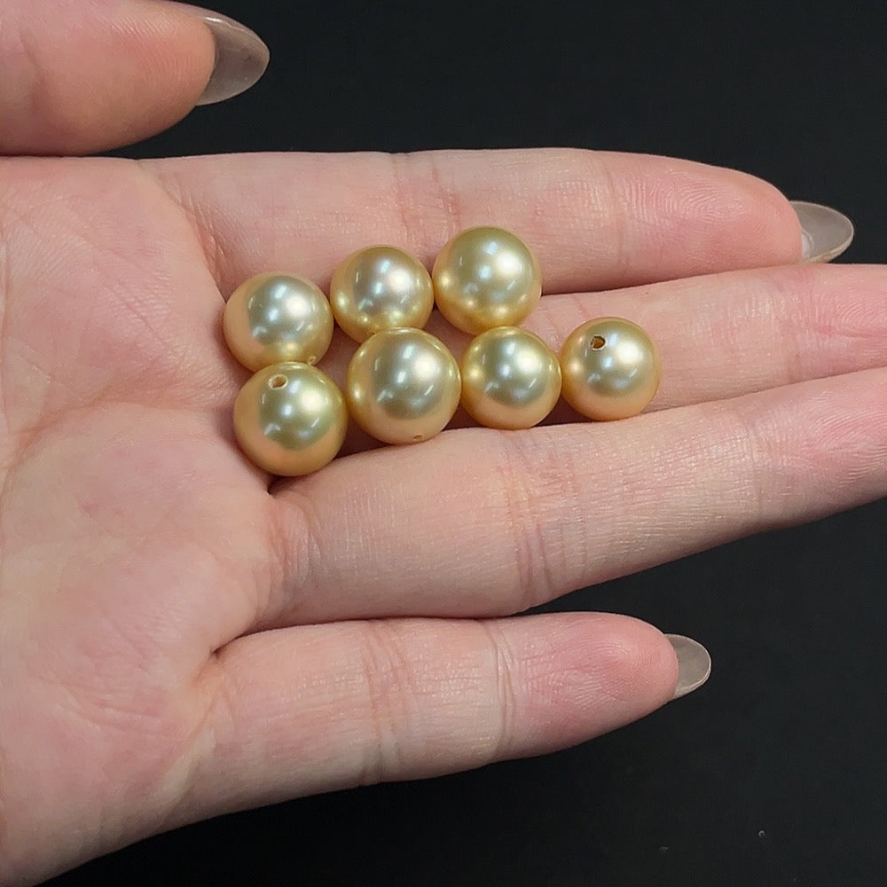 HKHQ seawater pearl loose beads, natural lustrous pearls weighing approx. 11.47g, ideal for jewelry making or crafting.